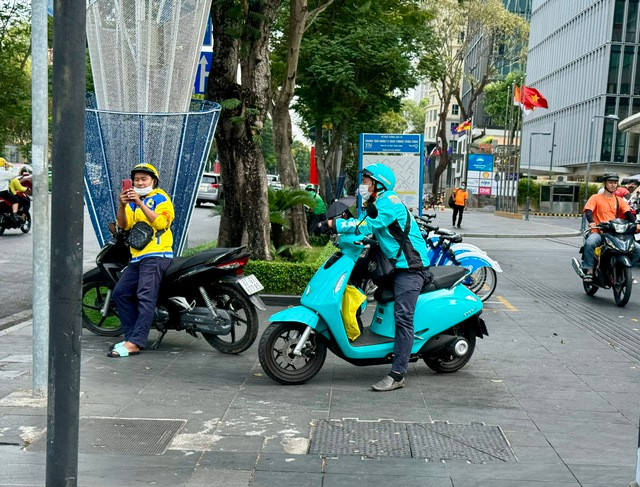 Tài xế xe ôm công nghệ trong lúc chờ "nổ cuốc" Tài xế xe ôm công nghệ trong lúc chờ "nổ cuốc"