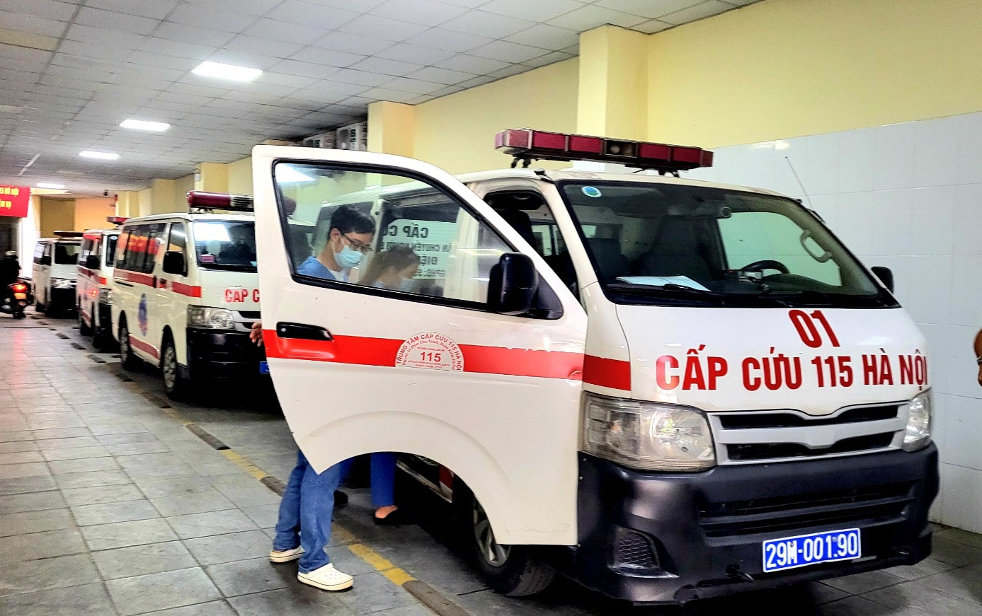 Trung tâm cấp cứu 115 Hà Nội luôn sẵn sàng lên đường khi có lệnh. Ảnh: Quỳnh Mai. Trung tâm cấp cứu 115 Hà Nội luôn sẵn sàng lên đường khi có lệnh. Ảnh: Quỳnh Mai.