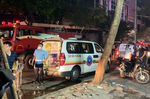 Trung tâm Cấp cứu 115 Hà Nội đã cử 9 kíp cấp cứu đến hiện trường vụ cháy. Trung tâm Cấp cứu 115 Hà Nội đã cử 9 kíp cấp cứu đến hiện trường vụ cháy.