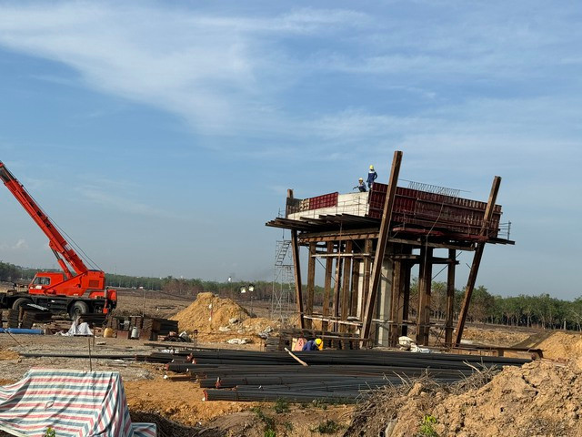 Các nhà thầu tập trung máy móc, nhân sự vừa thi công vừa chờ mặt bằng Các nhà thầu tập trung máy móc, nhân sự vừa thi công vừa chờ mặt bằng