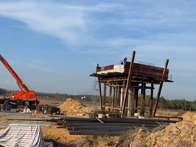Các nhà thầu tập trung máy móc, nhân sự vừa thi công vừa chờ mặt bằng Các nhà thầu tập trung máy móc, nhân sự vừa thi công vừa chờ mặt bằng
