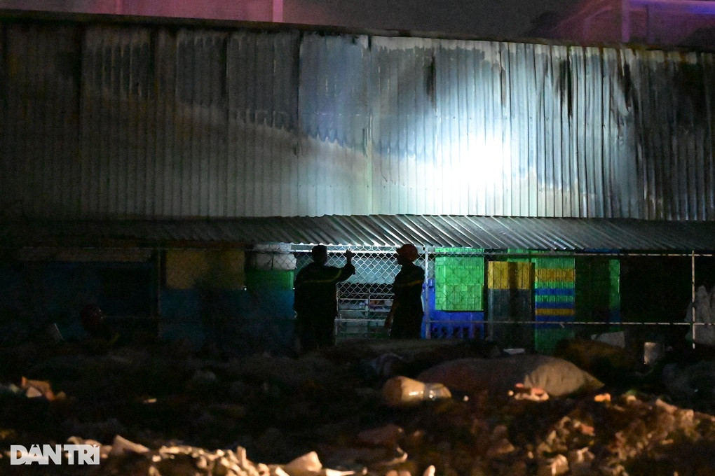 Cảnh sát tiếp cận phía sau khu nhà kho (Ảnh: Hoàng Hướng). Cảnh sát tiếp cận phía sau khu nhà kho (Ảnh: Hoàng Hướng).