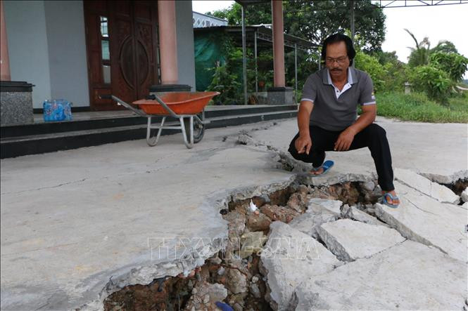 Tuyến đê bao sông Vàm Cỏ Tây thuộc ấp 1, xã Mỹ Thạnh, huyện Thủ Thừa bị sụp và lấn sâu vào nhà dân.