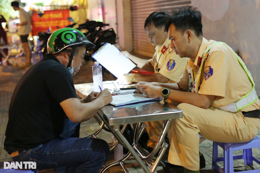 Ông D. ký vào biên bản với nồng độ cồn kịch khung (Ảnh: An Huy). Ông D. ký vào biên bản với nồng độ cồn kịch khung (Ảnh: An Huy).