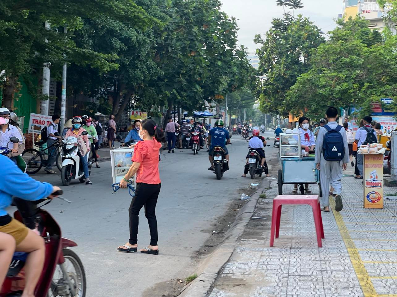 Người bán hàng vội vàng chất hàng lên xe, ôm đồ rời đi