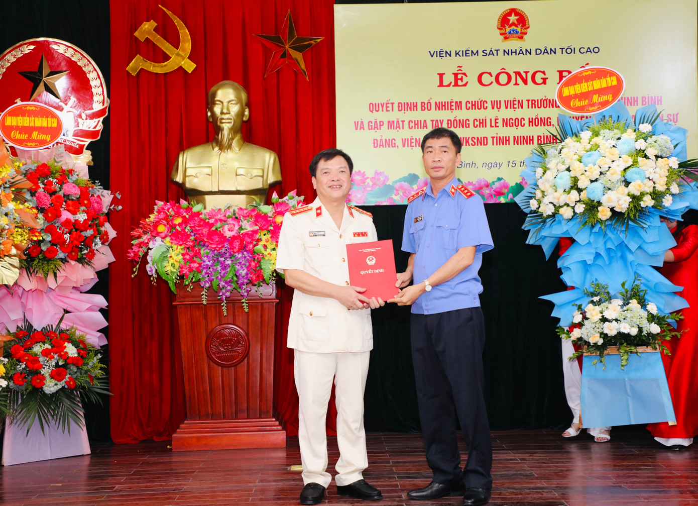 Đồng chí Nguyễn Duy Giảng, Ủy viên Ban cán sự đảng, Phó Viện trưởng Viện KSND tối cao trao Quyết định bổ nhiệm chức vụ Viện trưởng Viện KSND tỉnh Ninh Bình cho đồng chí Phạm Ngọc Cảnh. Đồng chí Nguyễn Duy Giảng, Ủy viên Ban cán sự đảng, Phó Viện trưởng Viện KSND tối cao trao Quyết định bổ nhiệm chức vụ Viện trưởng Viện KSND tỉnh Ninh Bình cho đồng chí Phạm Ngọc Cảnh.