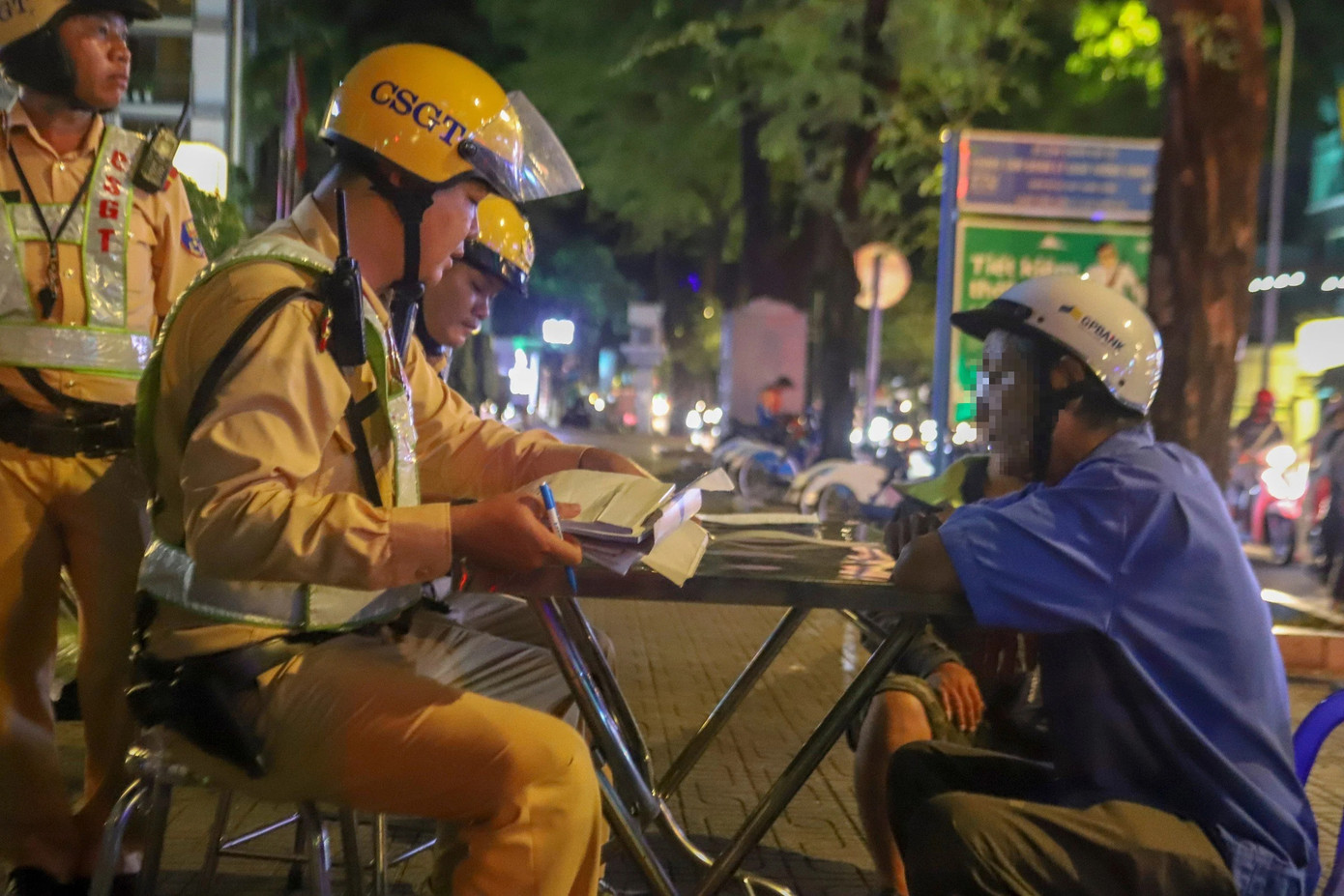 CSGT lập biên bản xử lý người vi phạm CSGT lập biên bản xử lý người vi phạm