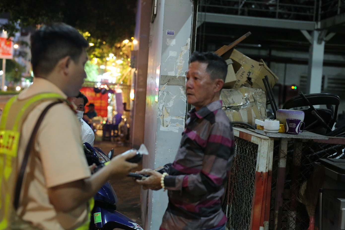 Ông V.Đ.T. (SN 1970, quê Quảng Ngãi), đi mua hủ tiếu, cơm sườn giúp vợ thì bị CSGT thổi nồng độ cồn. Ảnh: Chinh Hoàng Ông V.Đ.T. (SN 1970, quê Quảng Ngãi), đi mua hủ tiếu, cơm sườn giúp vợ thì bị CSGT thổi nồng độ cồn. Ảnh: Chinh Hoàng