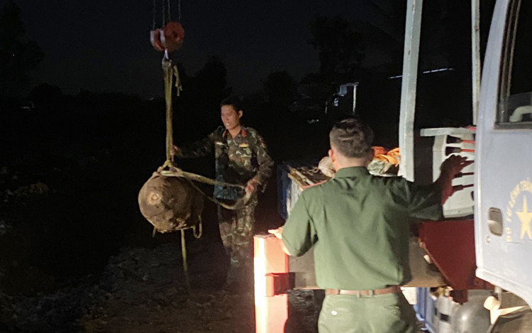 Lực lượng công binh chuyển quả bom lên xe đưa về nơi tập kết vật liệu nổ tại huyện Củ Chi. Ảnh: Thành Trung