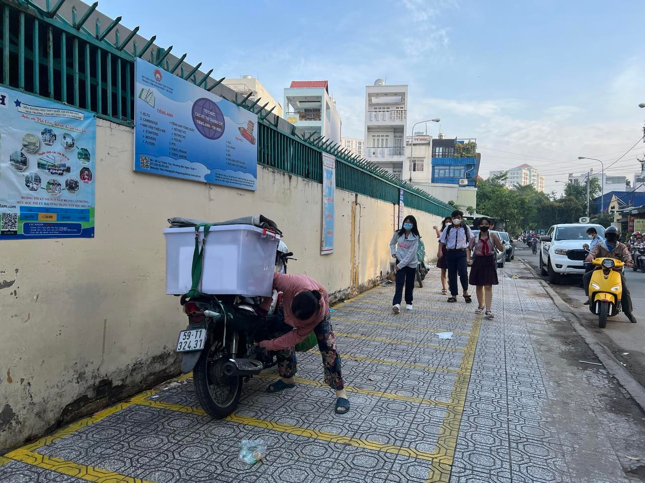 Người bán hàng vội vàng chất hàng lên xe, ôm đồ rời đi