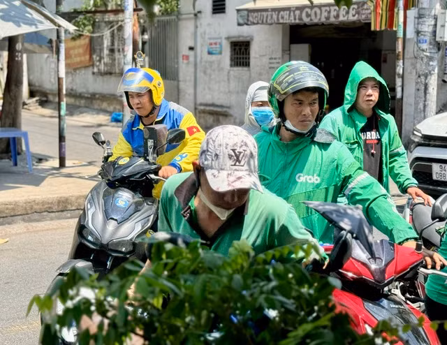 Hy sinh kỳ nghỉ lễ bên gia đình, tuy nhiên nhiều tài xế cho hay thu nhập lại không như kỳ vọng Hy sinh kỳ nghỉ lễ bên gia đình, tuy nhiên nhiều tài xế cho hay thu nhập lại không như kỳ vọng
