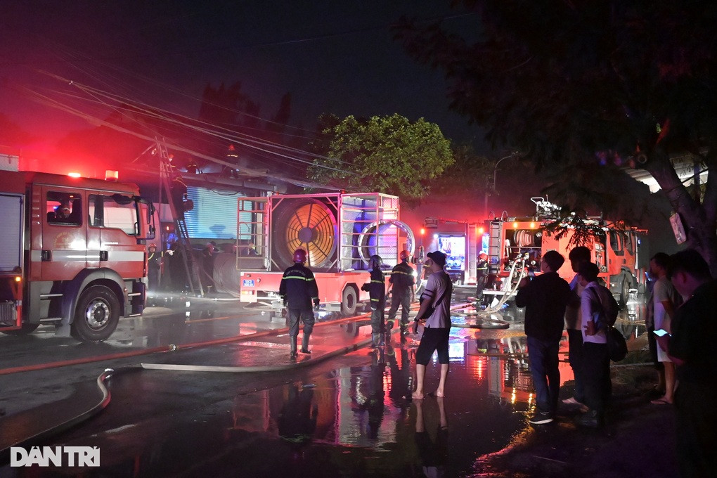 17 xe chữa cháy cùng 100 cán bộ, chiến sĩ được điều động tới hiện trường vụ cháy (Ảnh: Hoàng Hướng). 17 xe chữa cháy cùng 100 cán bộ, chiến sĩ được điều động tới hiện trường vụ cháy (Ảnh: Hoàng Hướng).