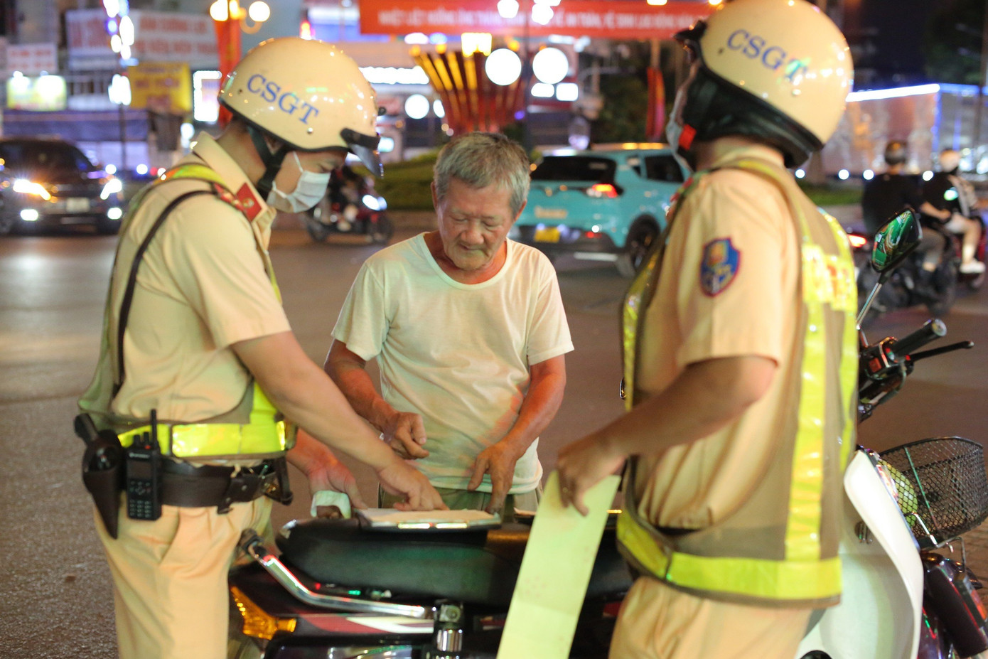 Một tài xế bị thổi nồng độ cồn. Ảnh: Chinh Hoàng Một tài xế bị thổi nồng độ cồn. Ảnh: Chinh Hoàng