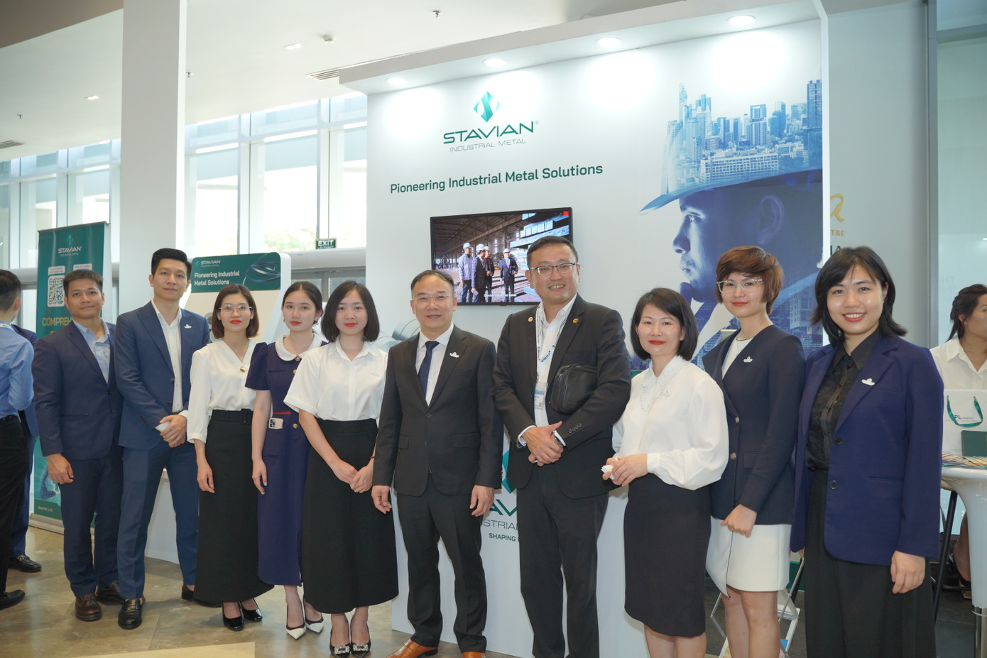 Ông Dato Lim Hong Thye – Chủ tịch SEAISI (đứng thứ 4 từ phải sang) tới thăm gian hàng của Stavian Industrial Metal