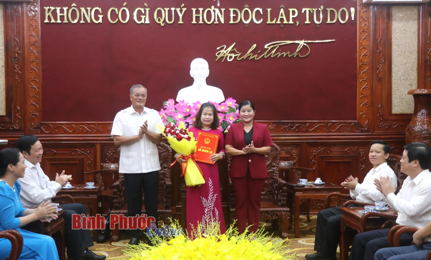 Chủ tịch UBND tỉnh Trần Tuệ Hiền và Ủy viên Ban Thường vụ, Trưởng ban Tổ chức Tỉnh ủy Nguyễn Hồng Trà trao quyết định bổ nhiệm lại, tặng hoa cho Chủ tịch Công ty TNHH MTV Xổ số kiến thiết và Dịch vụ tổng hợp Bình Phước Nguyễn Thị Thanh Thủy