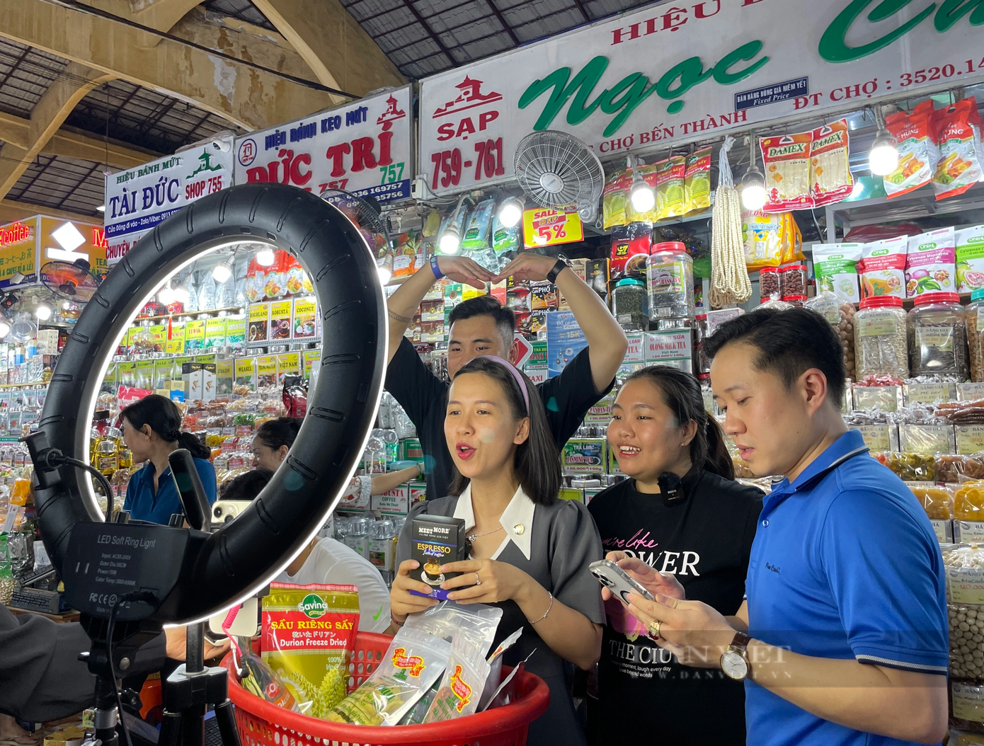 Các TikToker livestream, hỗ trợ tiểu thương chợ Bến Thành bán hàng hồi cuối năm 2023. Ảnh: Hồng Phúc Các TikToker livestream, hỗ trợ tiểu thương chợ Bến Thành bán hàng hồi cuối năm 2023. Ảnh: Hồng Phúc