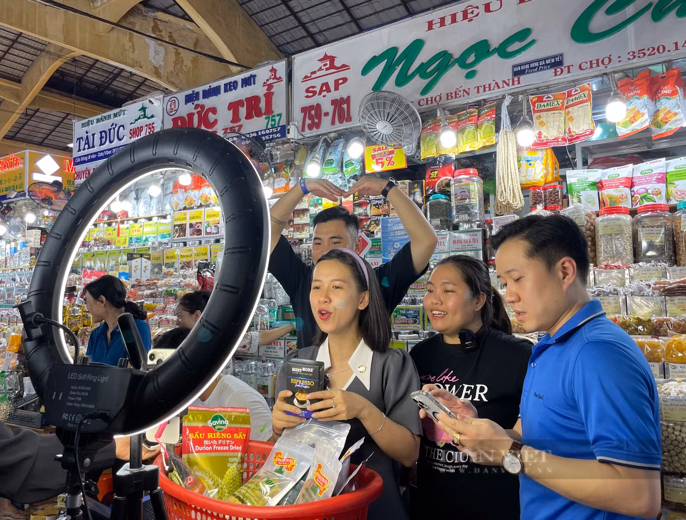 Các TikToker livestream, hỗ trợ tiểu thương chợ Bến Thành bán hàng hồi cuối năm 2023. Ảnh: Hồng Phúc