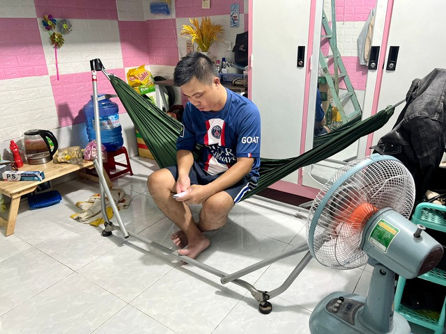 Người lao động chọn thắt chặt các khoản chi khác trong sinh hoạt để chi trả cho hóa đơn tiền điện