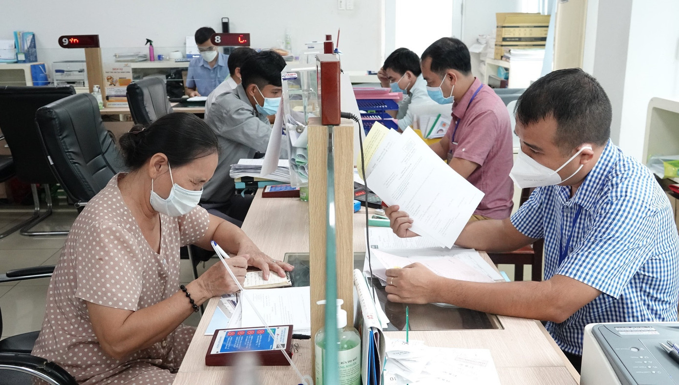 Kể từ ngày 29/5, người dân và doanh nghiệp sẽ được miễn lệ phí 5 thủ tục hành chính khi thực hiện trên dịch vụ công trực tuyến. Ảnh: CTV Kể từ ngày 29/5, người dân và doanh nghiệp sẽ được miễn lệ phí 5 thủ tục hành chính khi thực hiện trên dịch vụ công trực tuyến. Ảnh: CTV