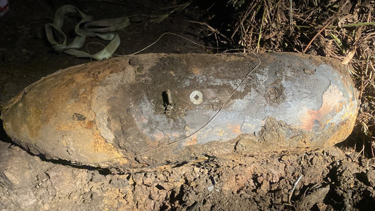 Quả bom có chiều dài 1,15m, đường kính 0,41m, nặng 350 kg. Ảnh: Thành Trung