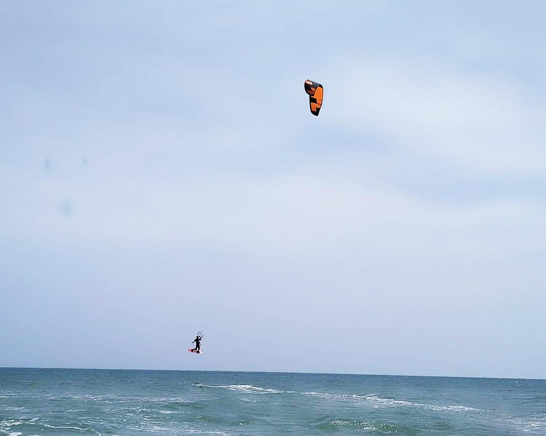 Bờ biển từ Hồ Tràm ra tới Ninh Thuận được xem là lý tưởng cho môn thể thao cảm giác mạnh bởi quanh năm tràn ngập nắng, gió và sóng biển