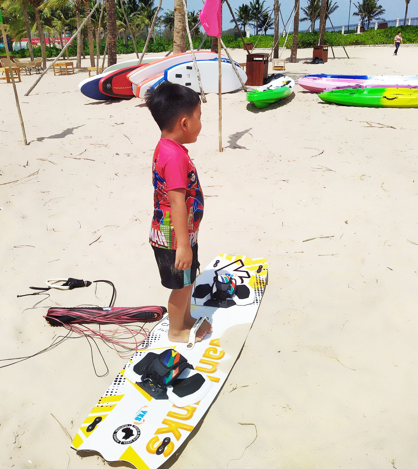 Một em bé cũng đang luyện tập để chinh phục sóng biển Hồ Tràm