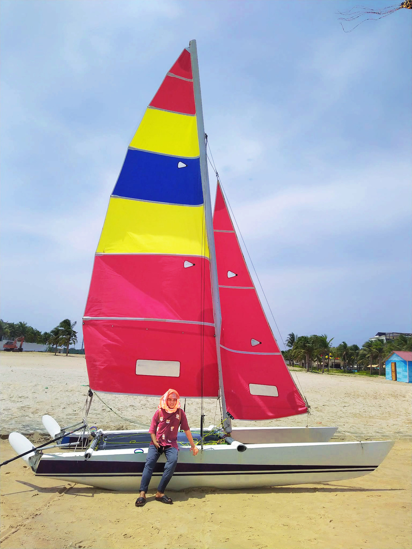 Ngày càng nhiều người đến với các môn thể thao hấp dẫn trên biển. Trong ảnh là một chiếc thuyền buồm chuẩn bị ra khơi.