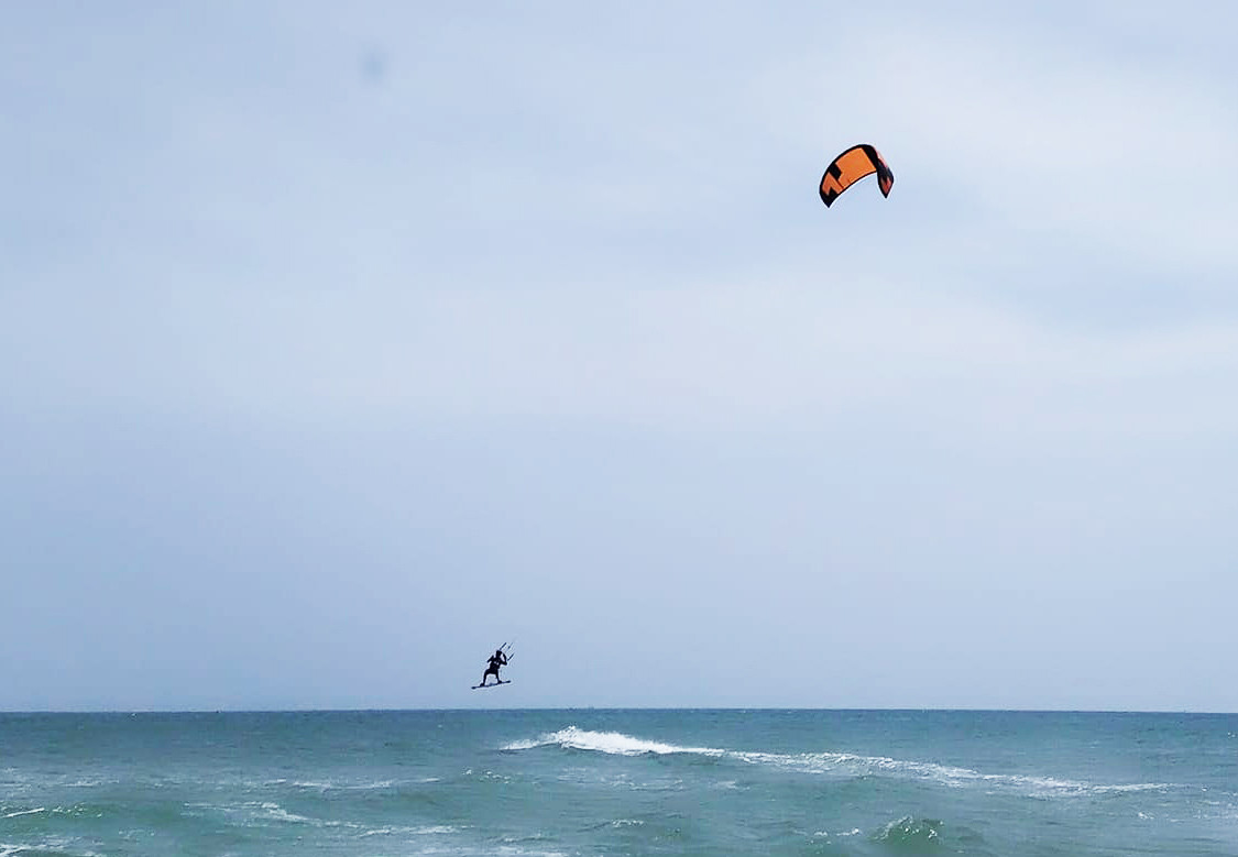 Cảm giác bay lướt qua sóng biển Hồ Tràm là trải nghiệm thú vị khó quên trong dịp giỗ tổ Hùng Vương.