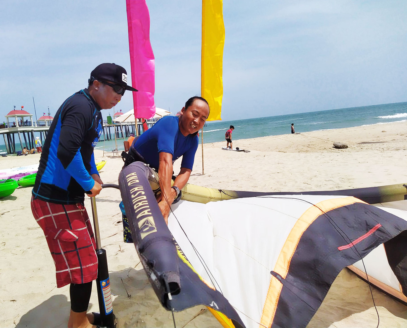 Anh Hải, một huấn luyện viên lướt ván diều cho biết: "Để thuần thục các kỹ thuật và biểu diễn tốt các màn lướt sóng biển cần mất khoảng 15 giờ học và thực hành với chi phí 15 triệu đồng. Hiện nay, nhiều bạn trẻ đam mê bộ môn này".