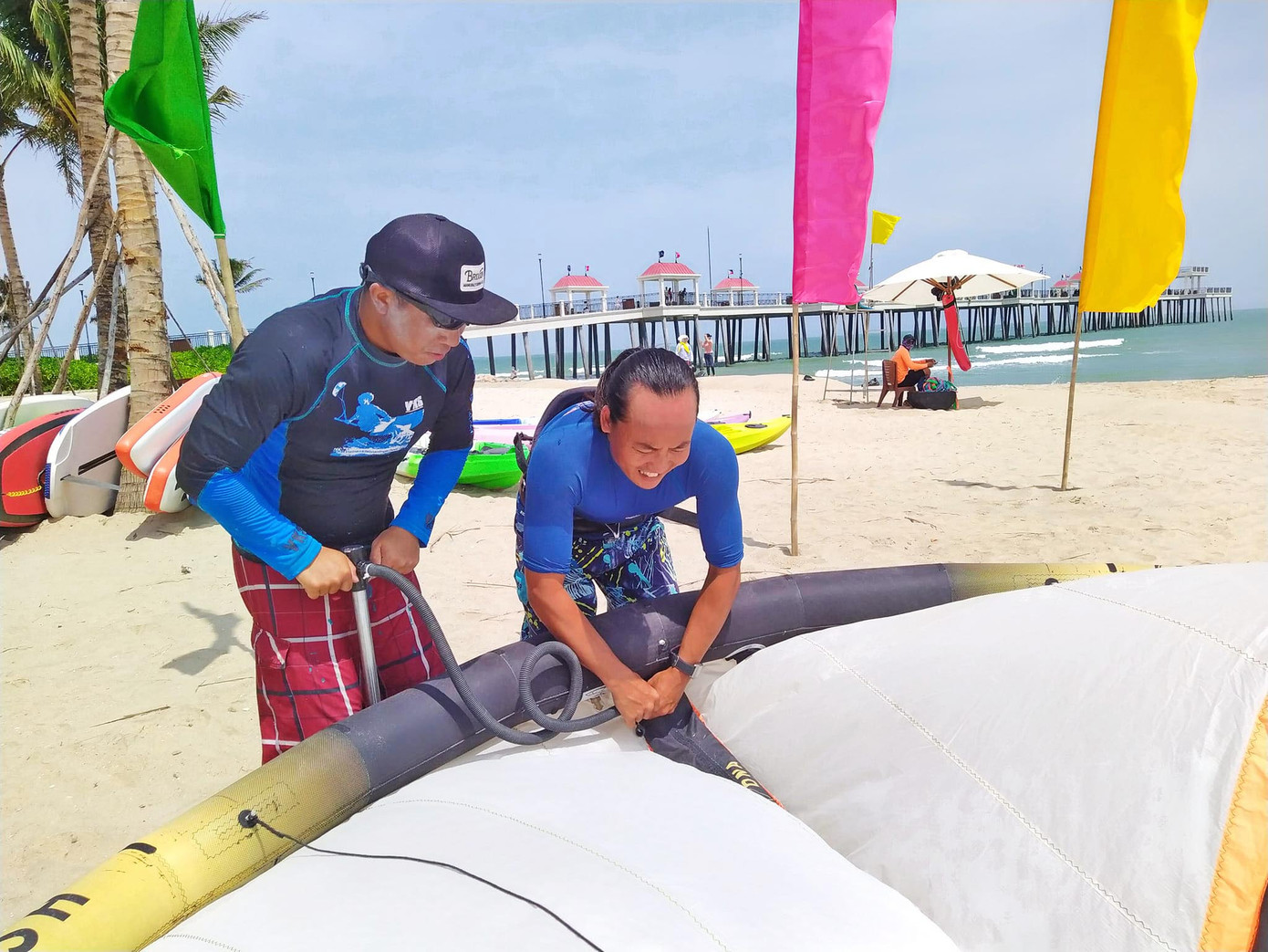 Những người yêu thích đua thuyền, lướt sóng biển đang tụ tập về Hồ Tràm trong dịp giỗ Tổ Hùng Vương và lễ 30/4, 1/5.