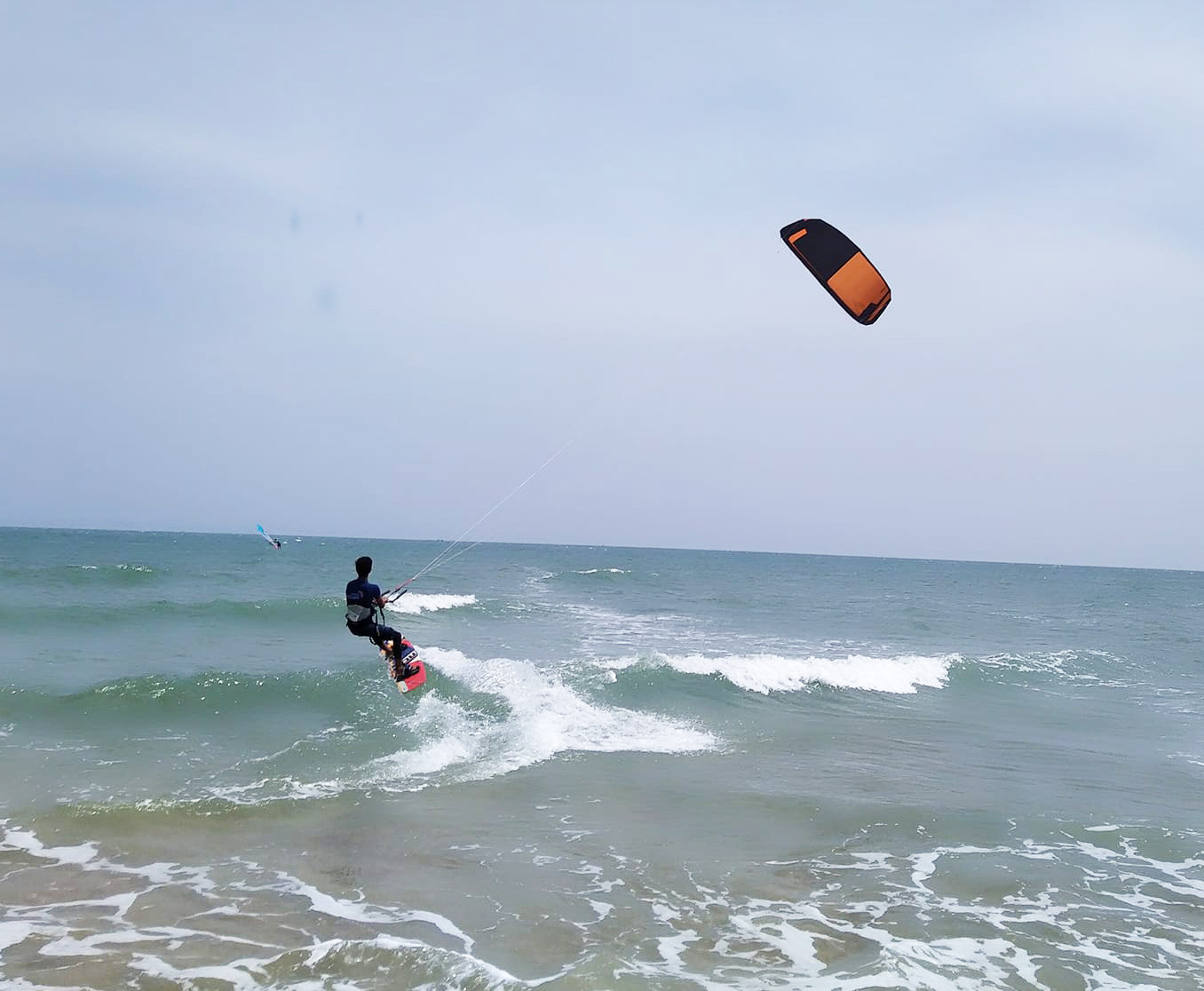 Biển xanh sạch, gió lồng lộng cuốn hút người chơi lướt sóng