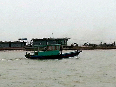 Trong khi các tàu khai thác, chiếc thuyền máy này vòng đi đảo lại tuần tiễu, bảo đảm trật tự