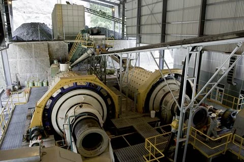 Sau đó, số quặng khai thác được được đưa vào dây chuyền dập nghiền