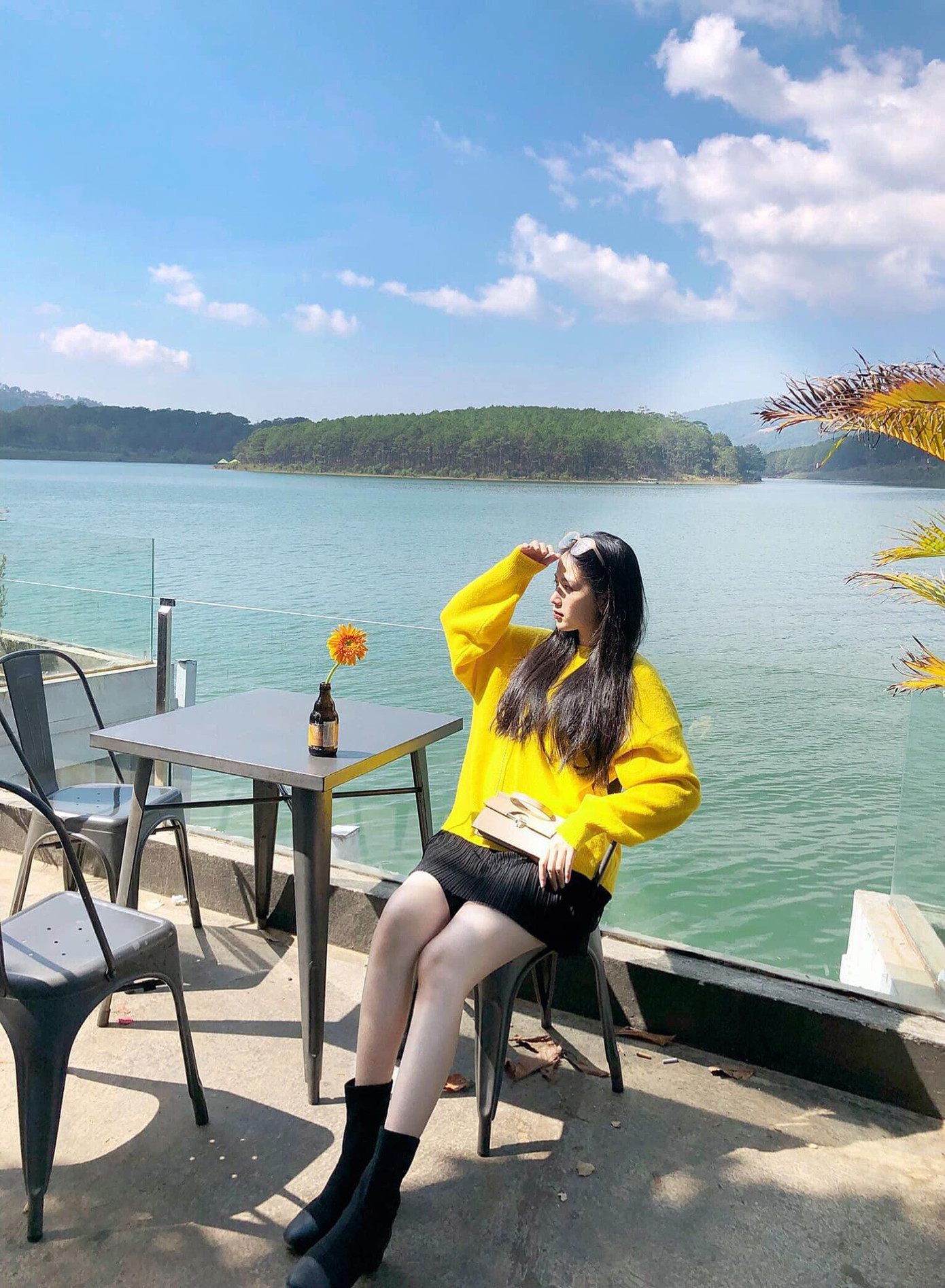 Người đẹp Làn da của cuộc thi HHVN 2020 Phương Quỳnh khoe chân dài nuột nà trong trang phục đời thường.