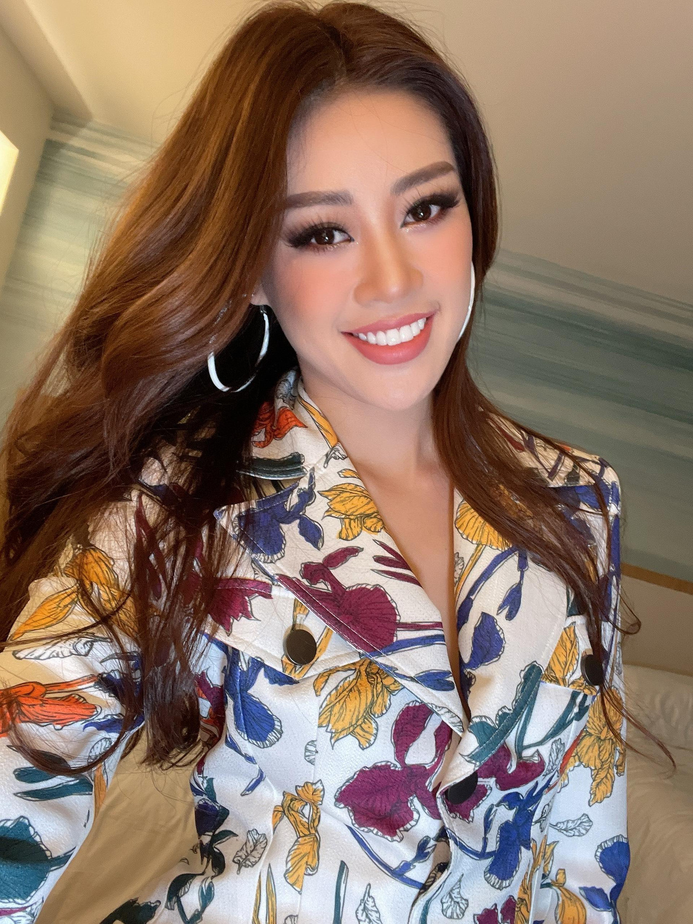 Sau 3 ngày nhập cuộc, Khánh Vân tiếp tục giữ phong độ ấn tượng tại Miss Universe 2020 với thần thái xinh đẹp và rạng rỡ.