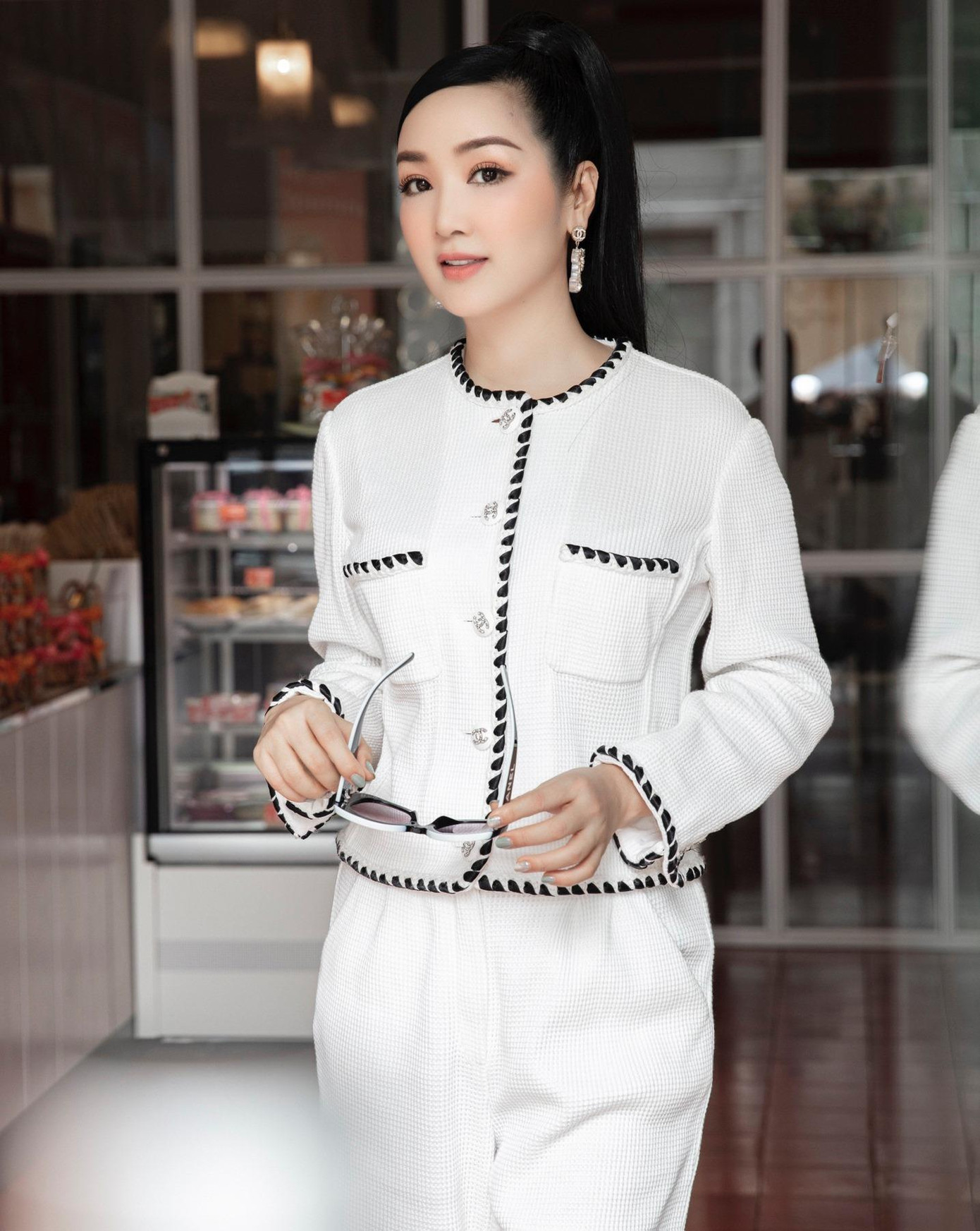 Hoa hậu Đền Hùng Giáng My diện set đồ trắng thanh lịch, kín đáo, khoe vẻ đẹp 'không tuổi'.