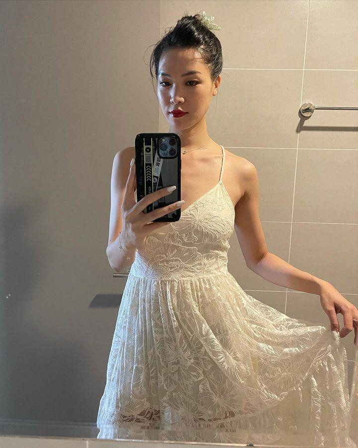 Hoa hậu Thuỳ Dung diện váy ren nữ tính khoe vẻ đẹp dịu dàng.