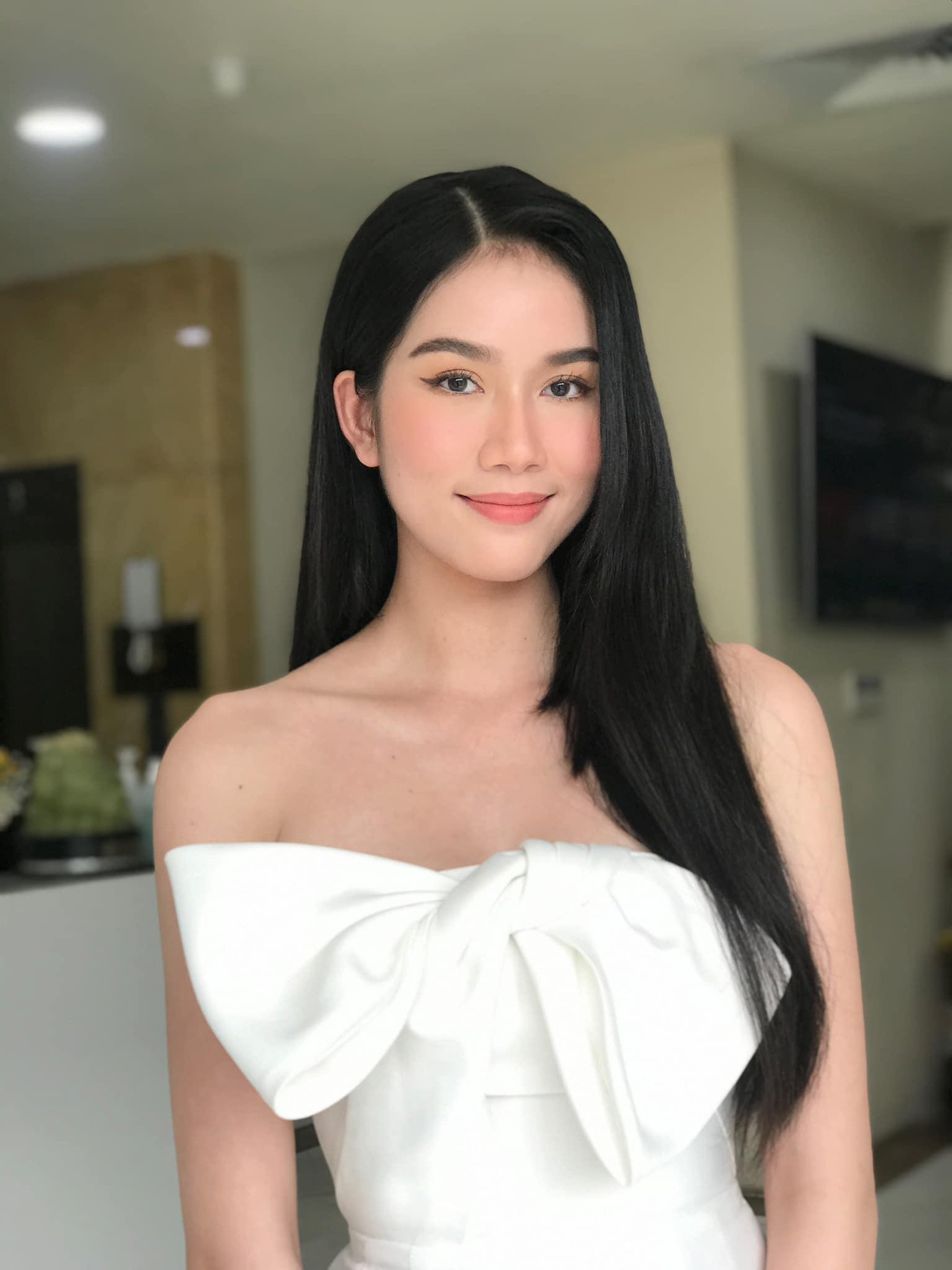 Á hậu Phương Anh xinh đẹp yêu kiều trong bộ váy trắng thanh lịch, trễ nải vai trần quyến rũ. Người đẹp trang điểm nhẹ nhàng và lựa chọn kiểu tóc suôn thẳng duyên dáng cho lần xuất hiện này. Á hậu Phương Anh xinh đẹp yêu kiều trong bộ váy trắng thanh lịch, trễ nải vai trần quyến rũ. Người đẹp trang điểm nhẹ nhàng và lựa chọn kiểu tóc suôn thẳng duyên dáng cho lần xuất hiện này.