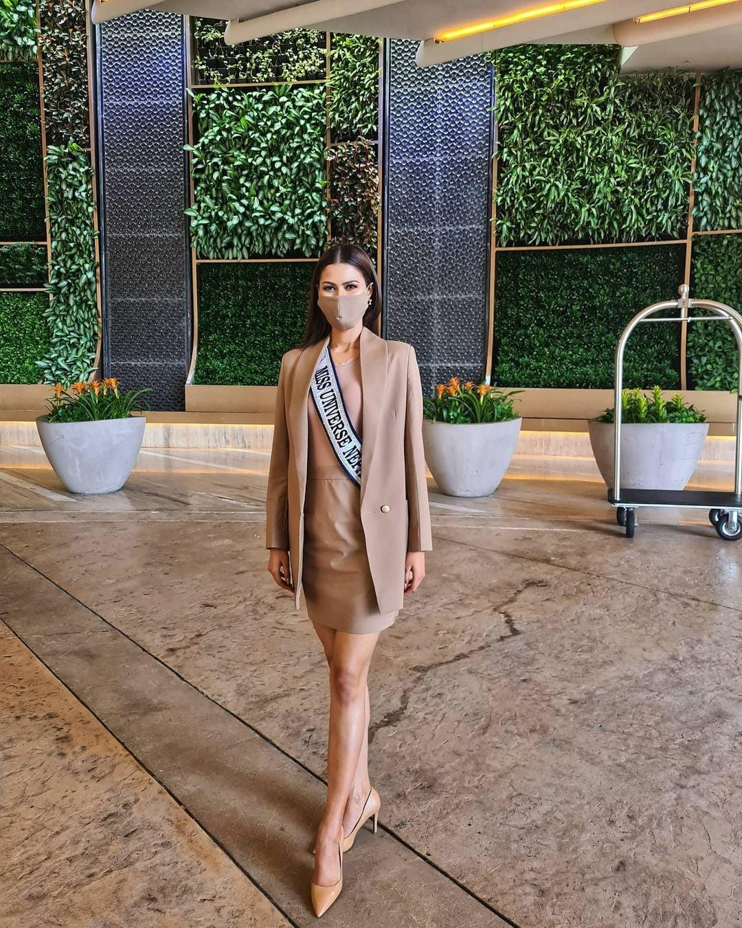 Hoa hậu Nepal diện trang phục kín đáo, thanh lịch.