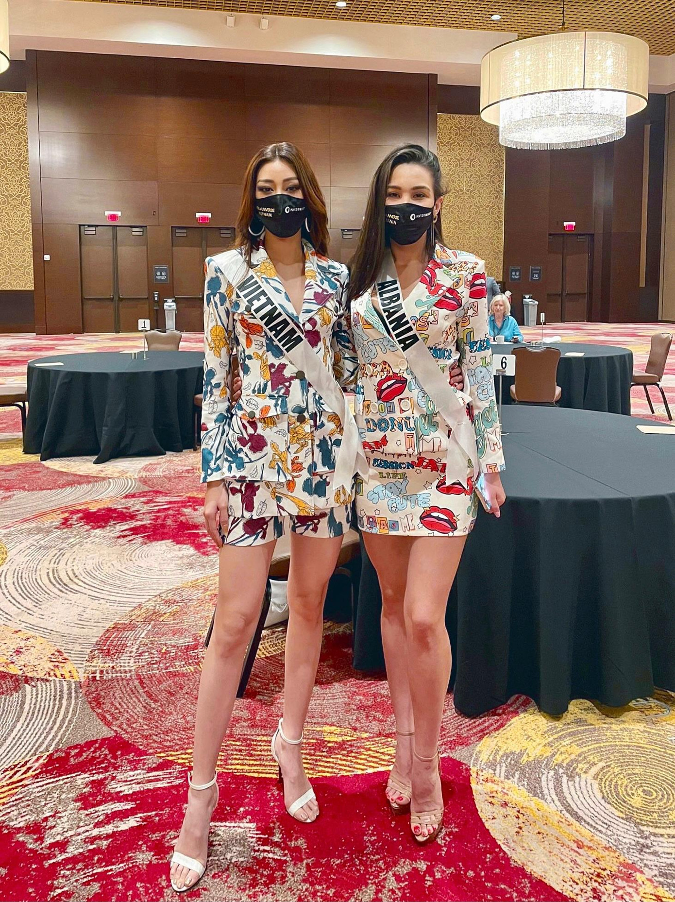 Khánh Vân gây ấn tượng khi diện bộ trang phục đồng điệu như 'chị em sinh đôi' với Hoa hậu Albania.