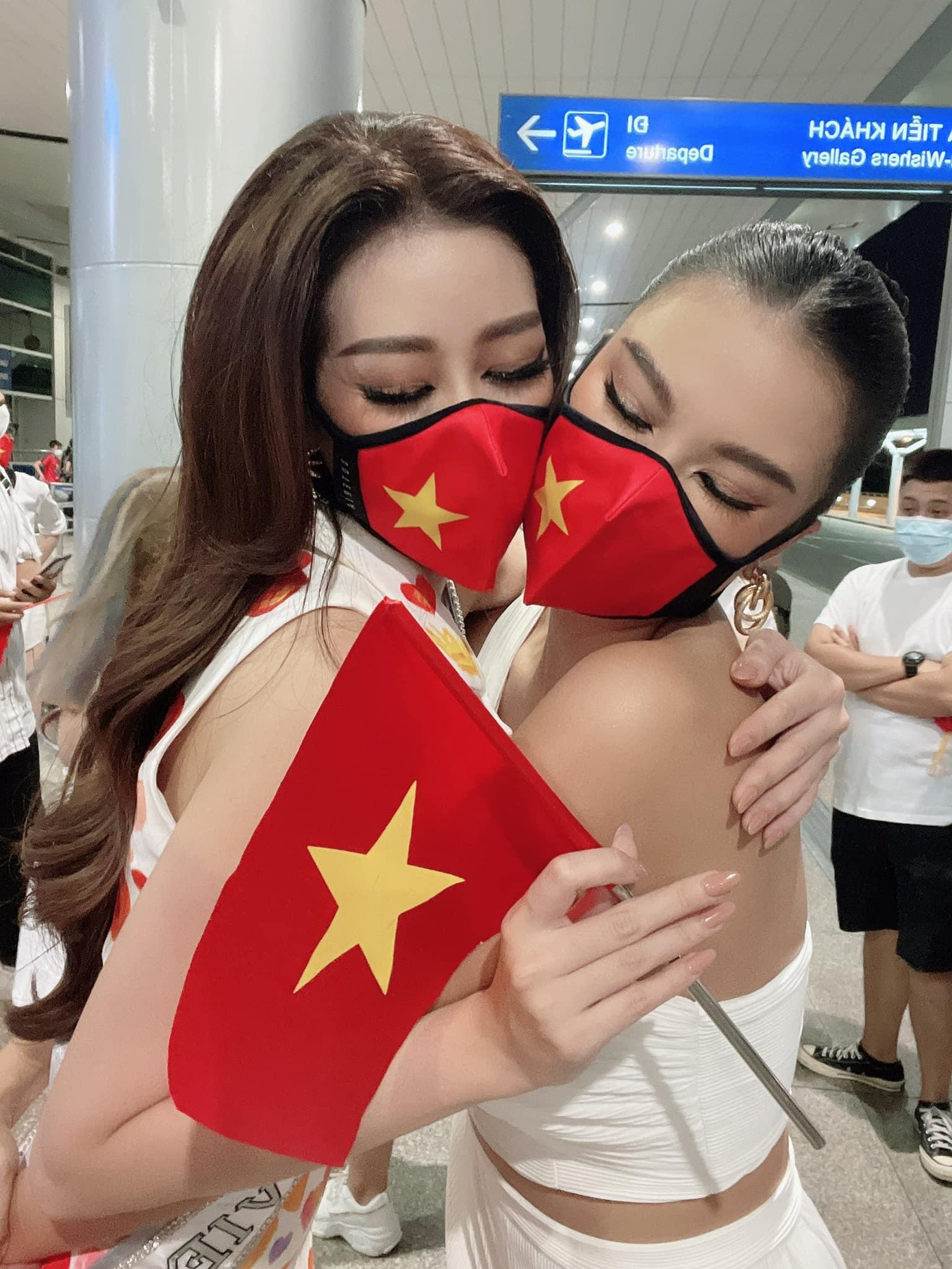 Á hậu Kim Duyên ra sân bay tiễn Hoa hậu Khánh Vân lên đường sang Mỹ dự thi Miss Universe 2020.