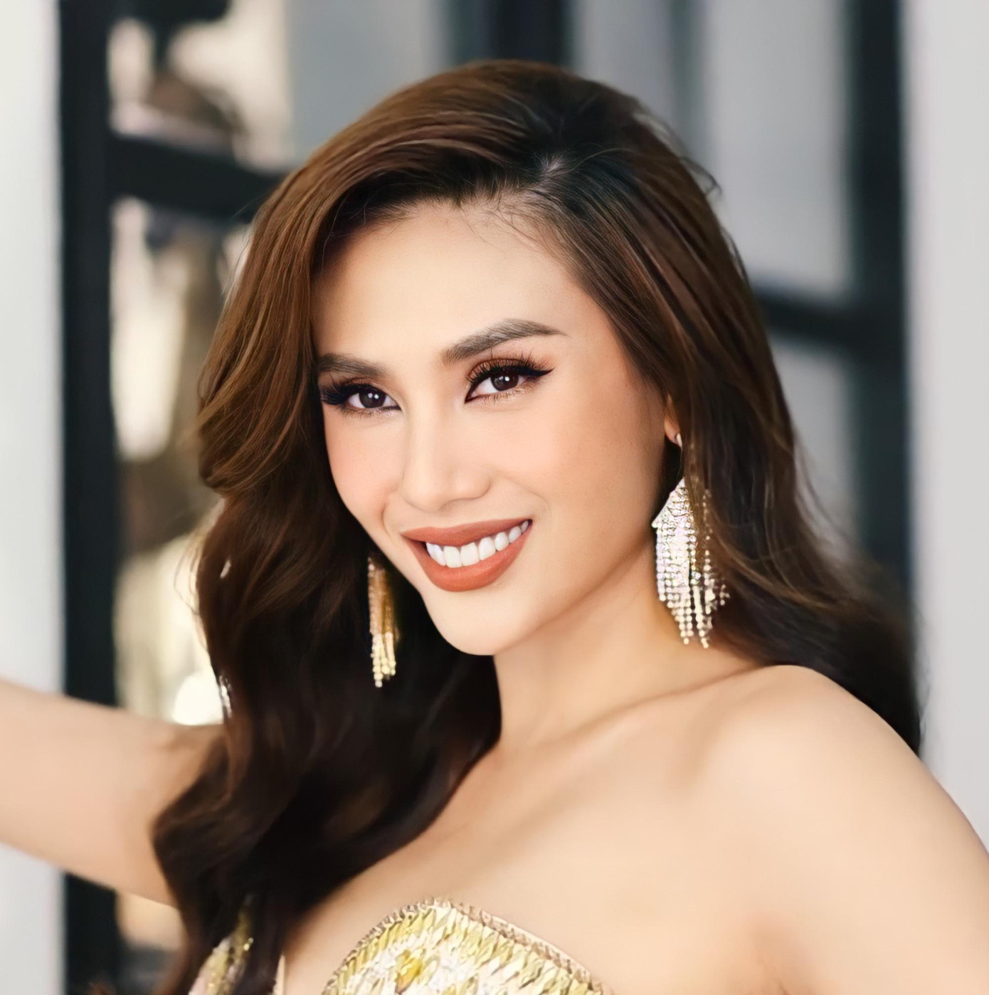 Siêu mẫu, Á hậu Võ Hoàng Yến diện váy cúp ngực nóng bỏng khoe vai trần quyến rũ.