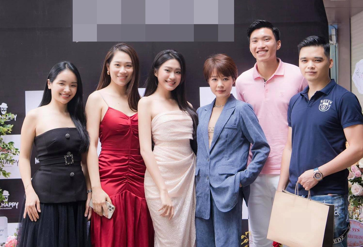 Doãn Hải My và Đoàn Văn Hậu vui vẻ chụp ảnh chung cùng bạn bè tại sự kiện.