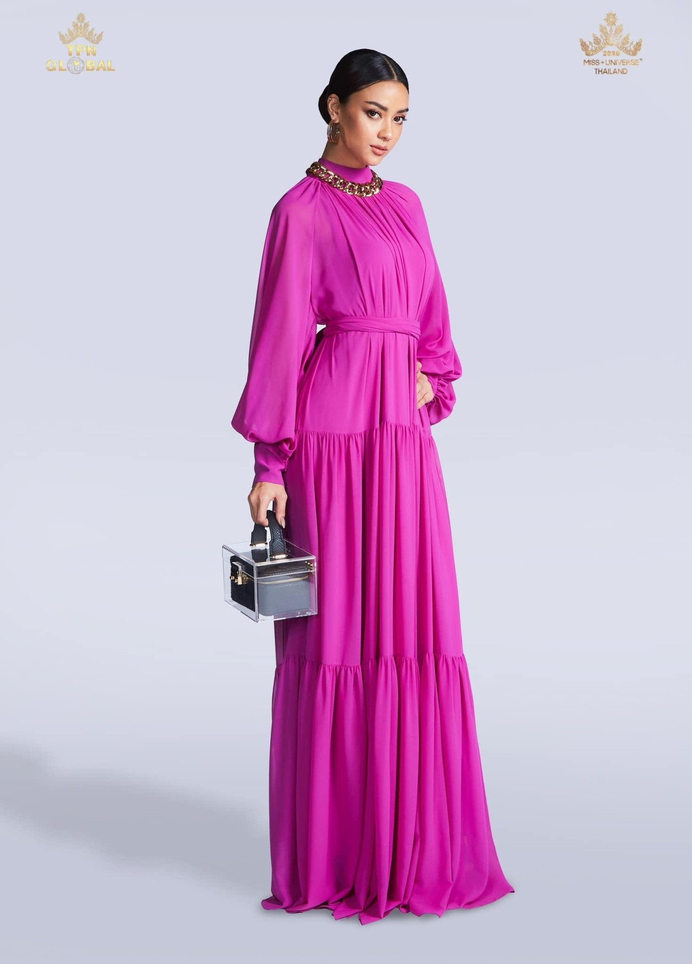 Amanda được ê-kíp và các nhà trợ chuẩn bị cho rất nhiều trang phục để mang tới cuộc thi Miss Universe năm nay.