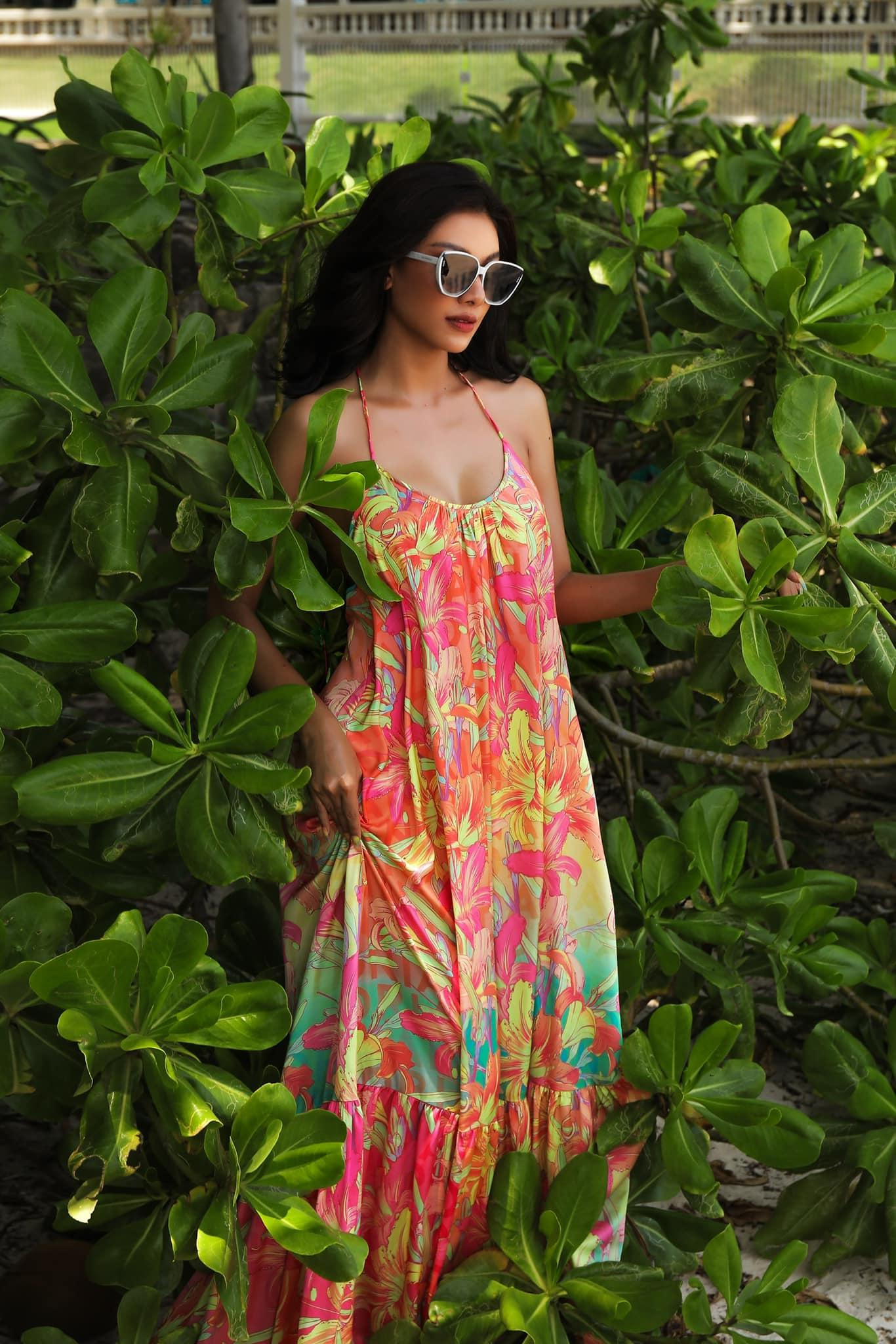 Á hậu Kim Duyên diện váy maxi rực rỡ, khoe vòng một nóng bỏng và quyến rũ.