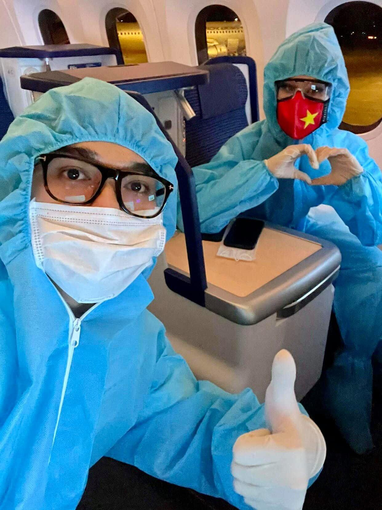 Ngay sau khi lên máy bay, Khánh Vân đã thay bộ trang phục bảo hộ để đảm bảo an toàn phòng chống dịch COVID-19.