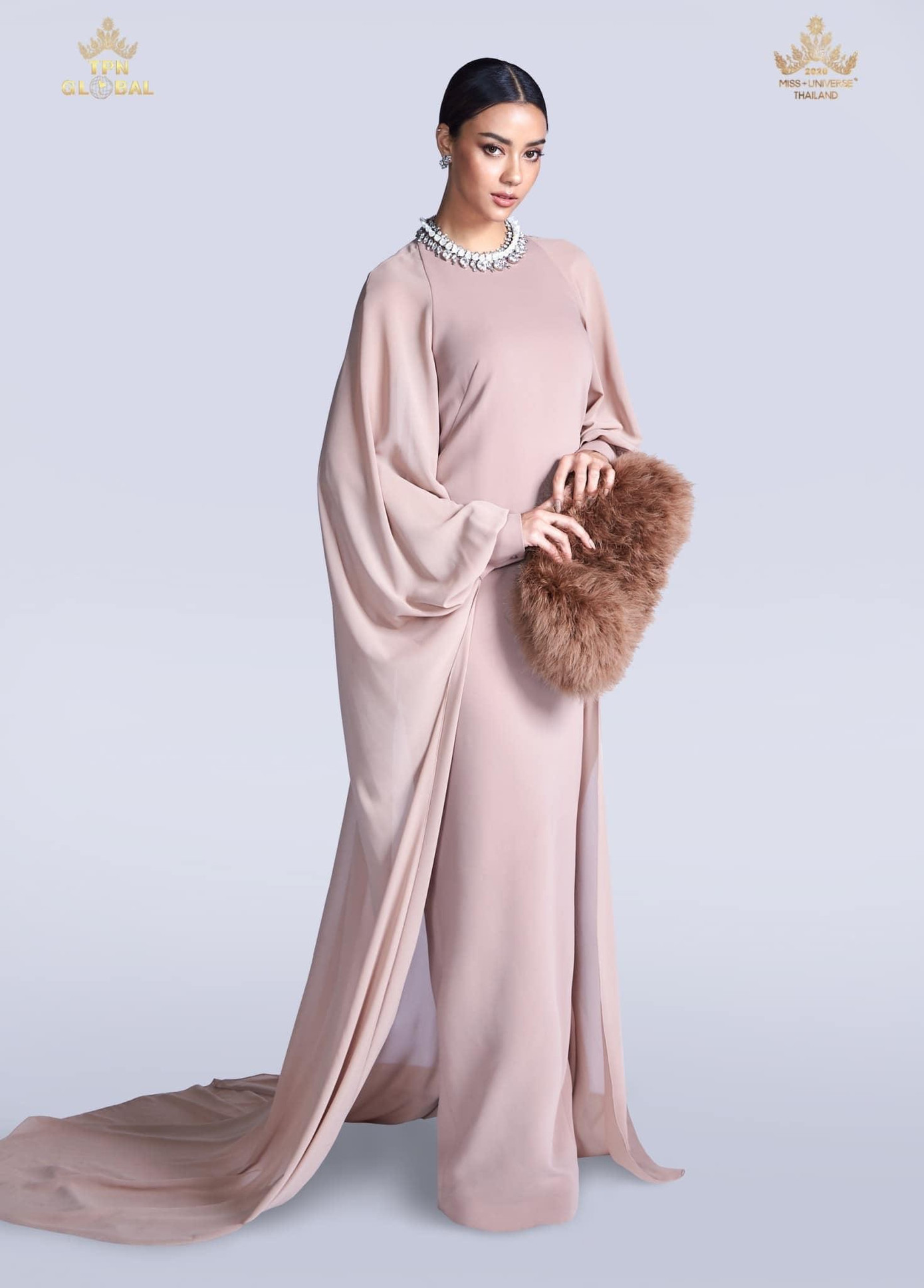 Chỉ trong quá trình di chuyển từ Thái Lan sang Mỹ, cô thay tới 9 bộ trang phục khác nhau để chụp ảnh 'sương sương' và gửi về cho các fans ở quê nhà ngắm.