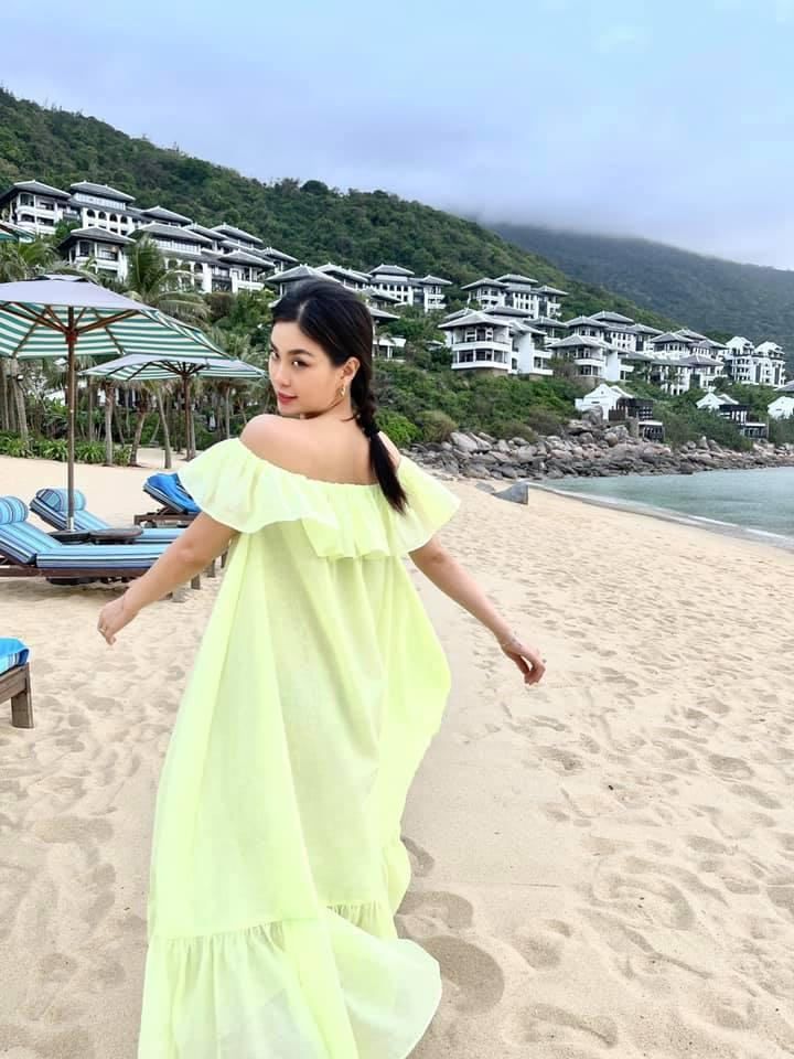 Á hậu Diễm Trang tung tăng dạo chơi trên biển trong bộ váy bồng bềnh như công chúa.