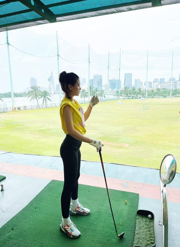 Á hậu Diễm Trang tập chơi golf. Người đẹp diện trang phục thể thao khoe đường cong quyến rũ.