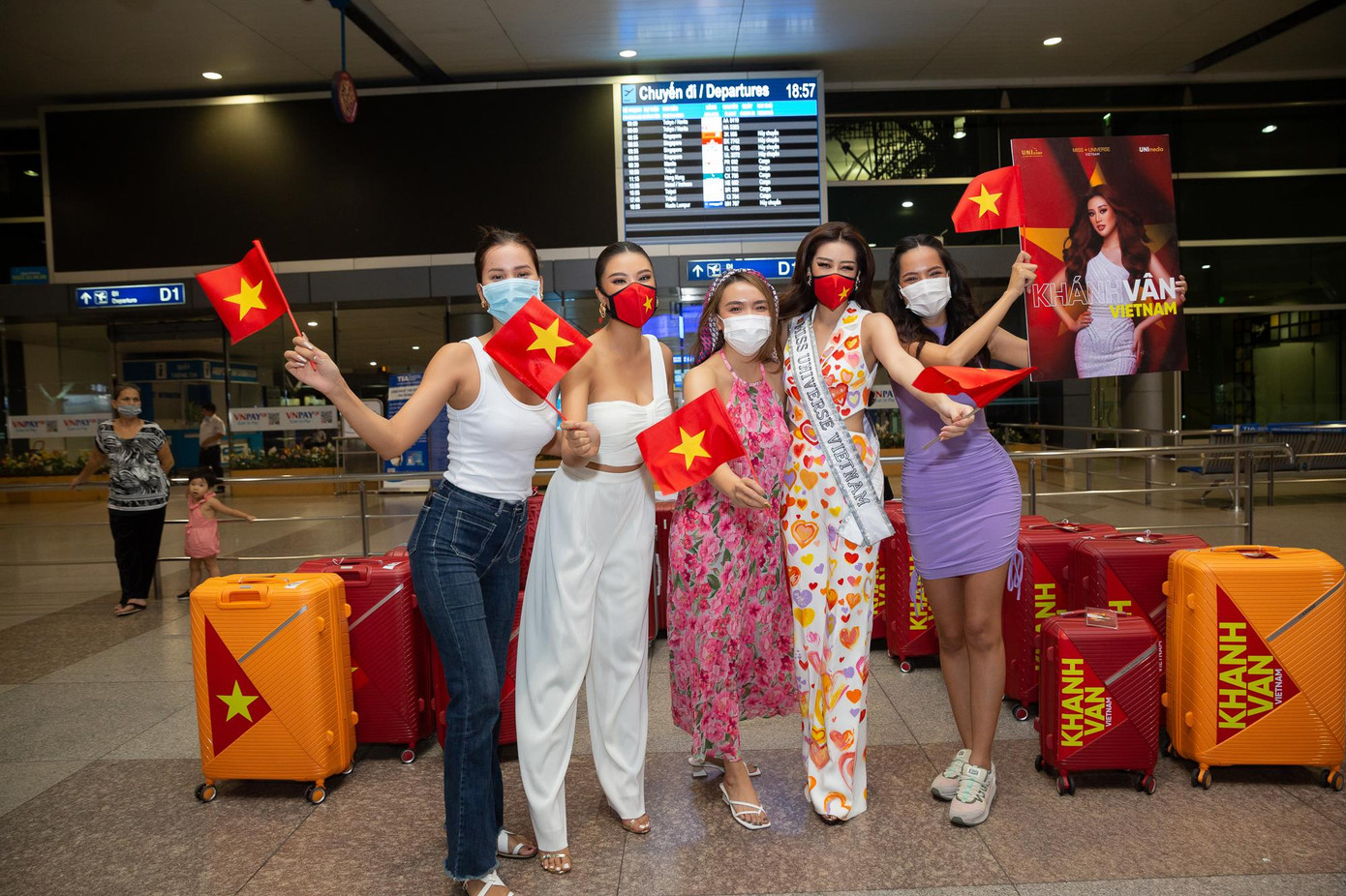 "Hội chị em" Hoa hậu Hoàn vũ Việt Nam cũng có mặt ở sân bay để gửi lời chúc may mắn tới Khánh Vân tại cuộc thi Miss Universe 2020.